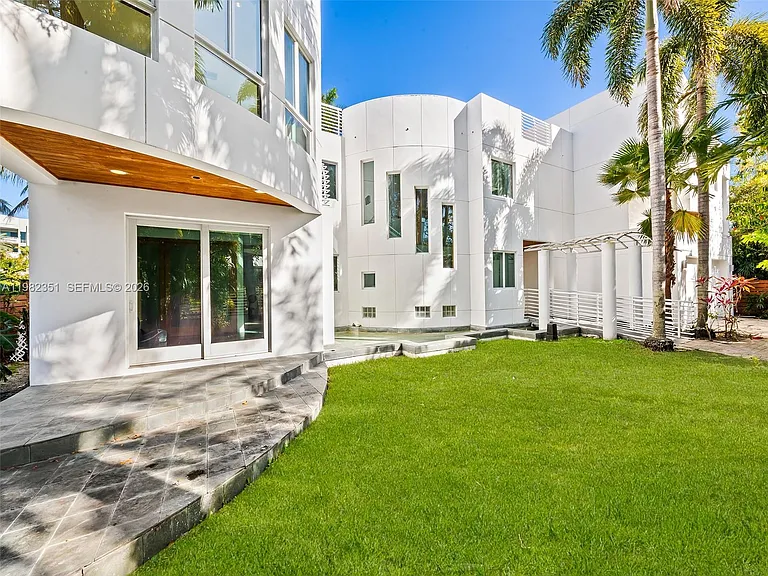 450 Victoria Ter — Photo 37