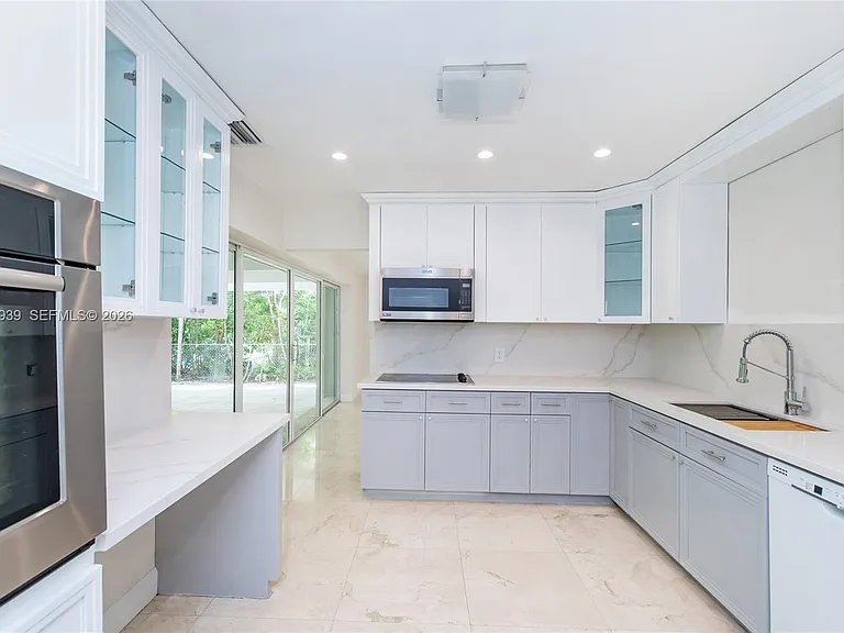 310 Harbor Ct — Photo 8