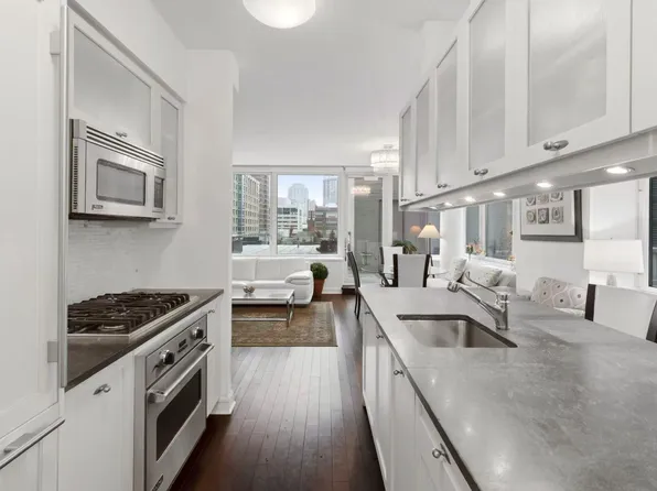 80 Riverside Boulevard image 2 of 7