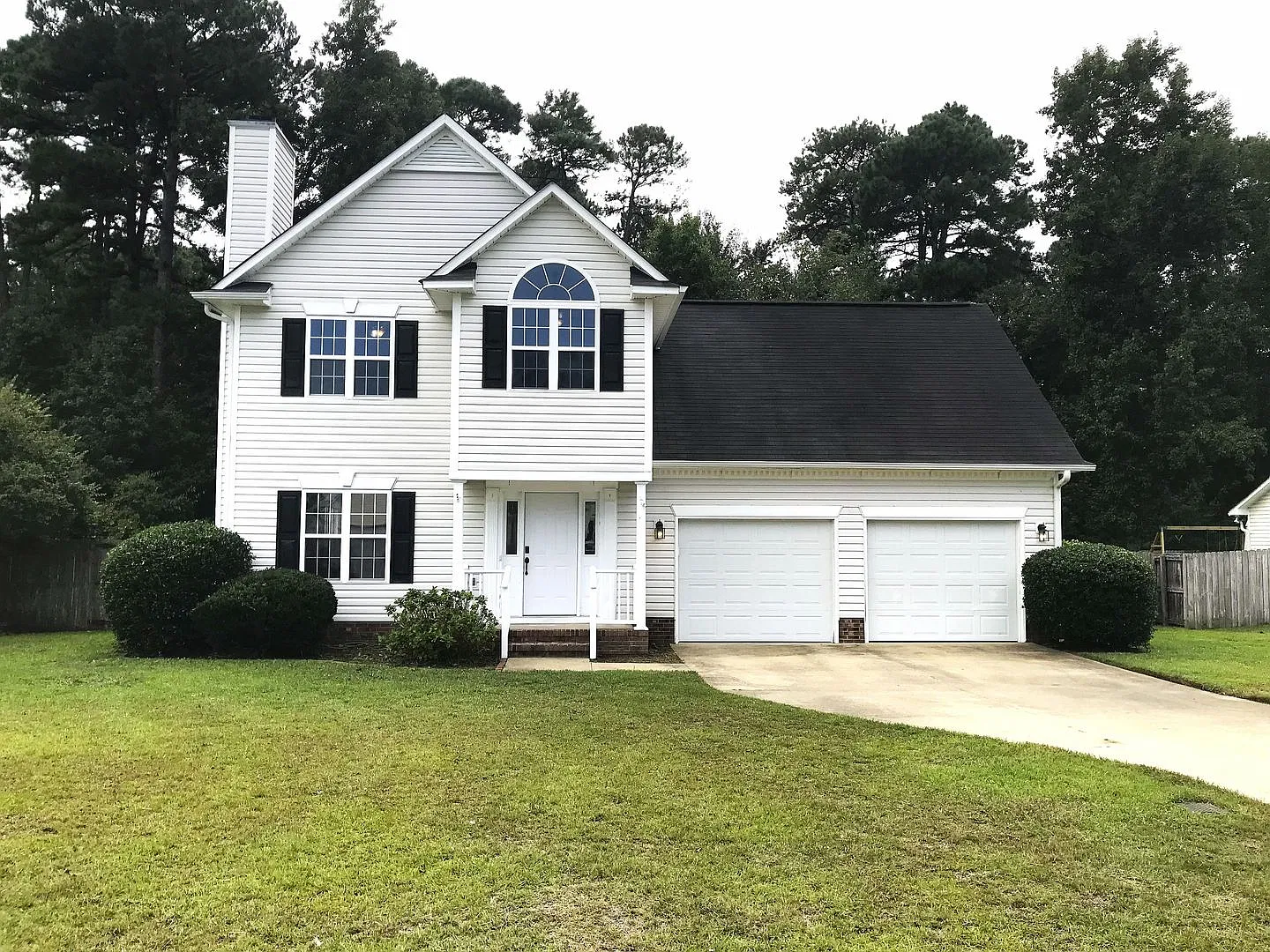 Spacious 4 Bedroom Minutes from Schools, Parks, & 295 Corridor to Fort Bragg! — Photo 1