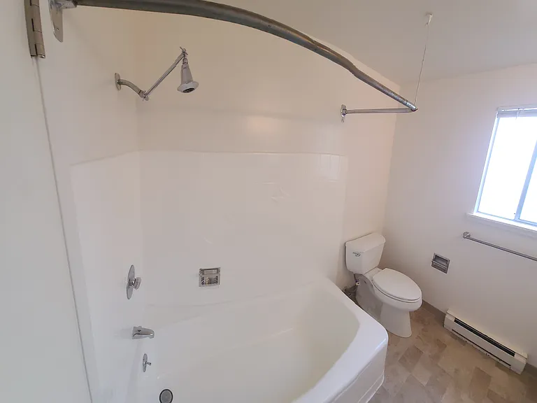 Mont Clare Apartments — Photo 13