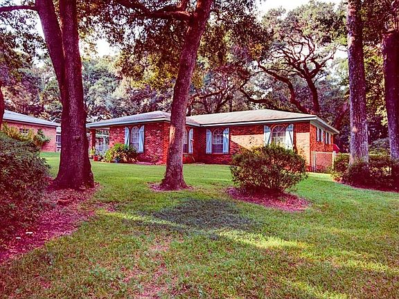 Beautiful, well-kept yard