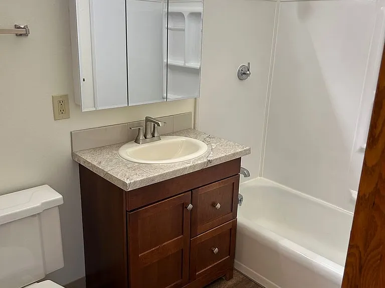 Lakeshore North Apartments — Photo 10