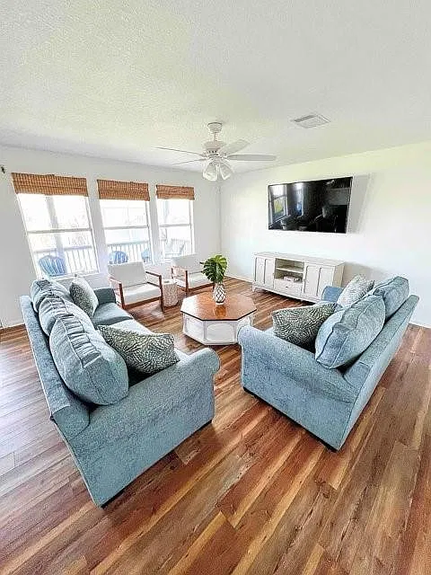 3 bed, 2.0 bath, 1280 sqft, $2,445 — Photo 4