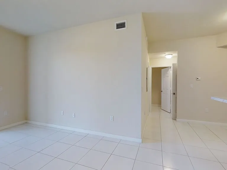 South Pointe Apartments — Photo 6