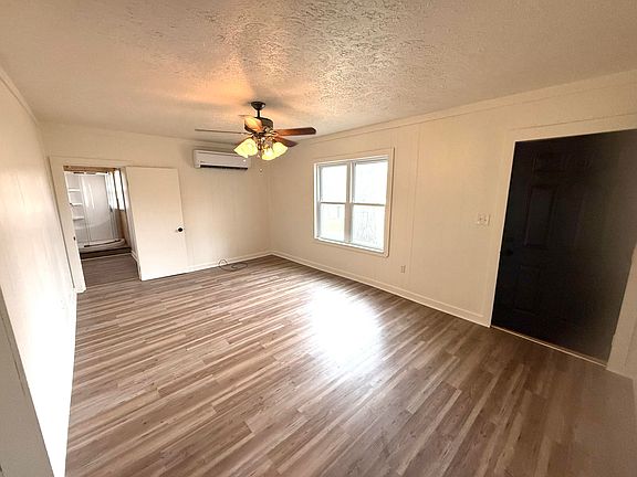 3rd image of 350 Newport Rd