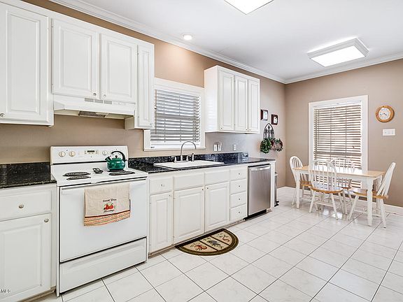 4th image of 3711 Tamara Dr