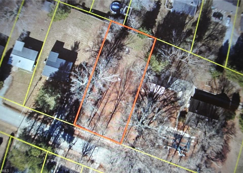 2nd image of 904 Newell St