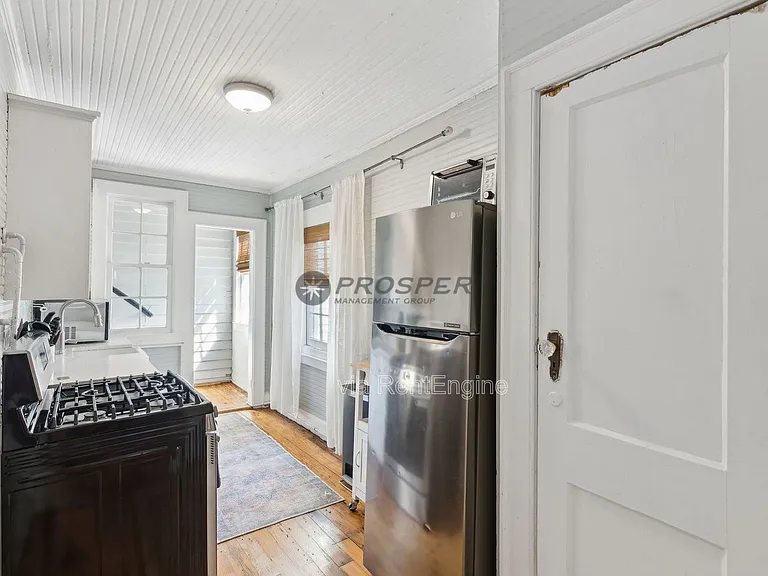 72 1/2 King St — Photo 15