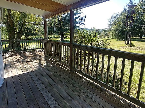 Front porch. Great spot for jacuzzi