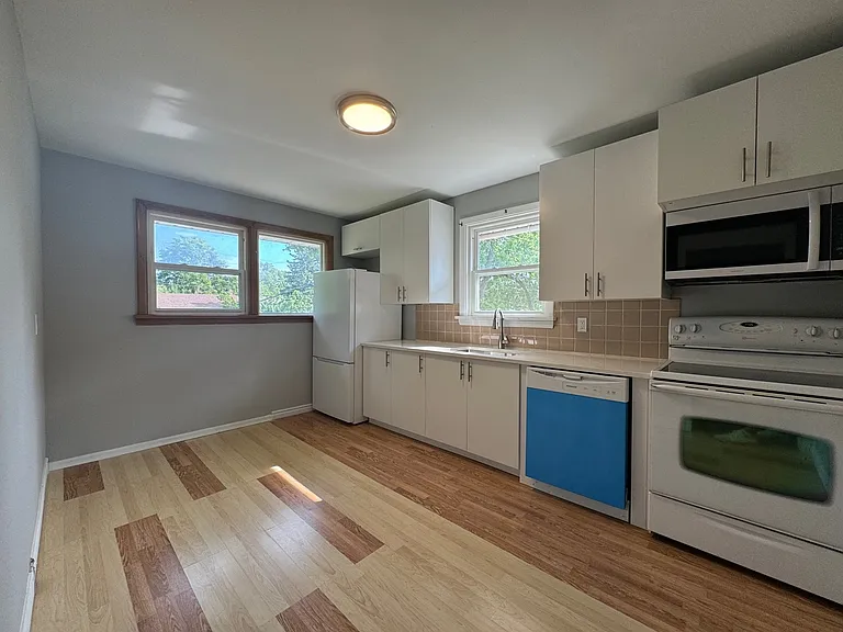 192 Allen St E #3 — Photo 6