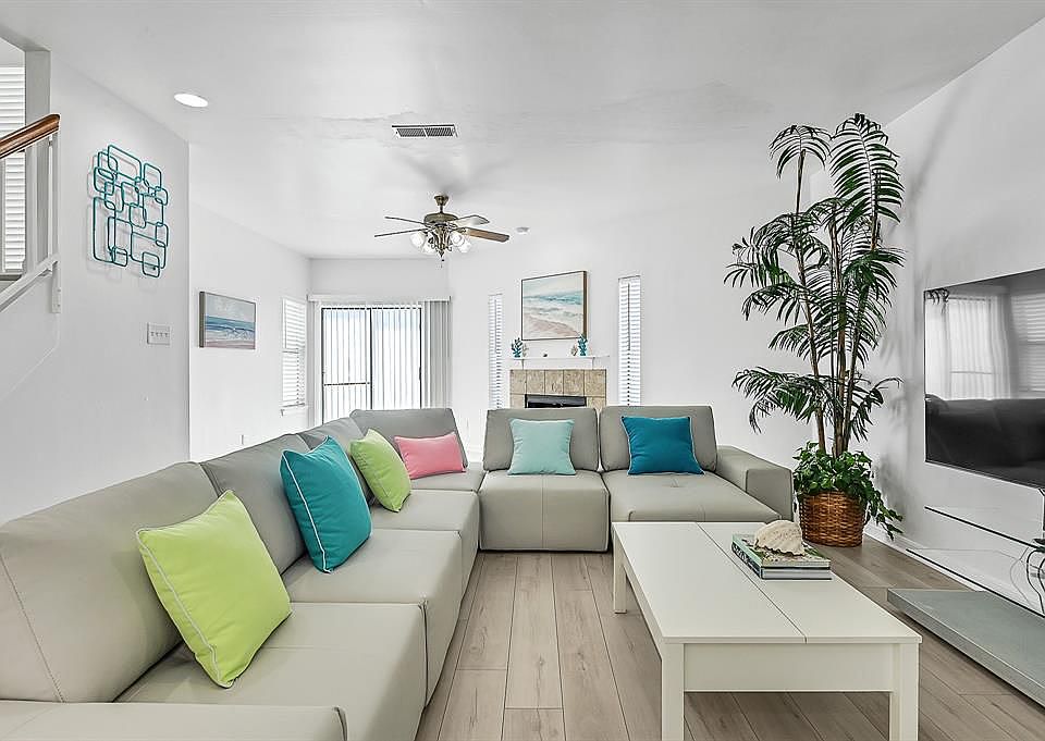 1st image of 208 Seawall Blvd E