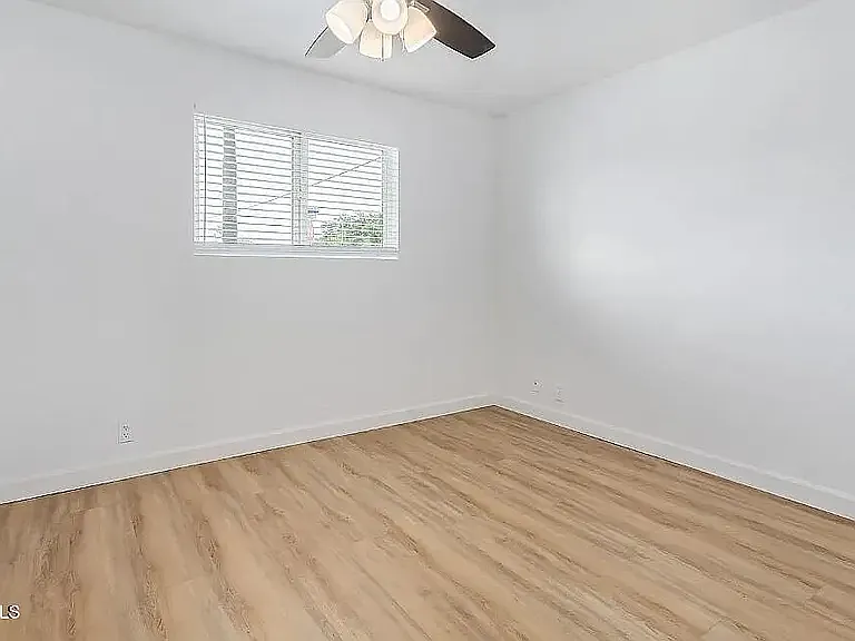 1372 W 15th St — Photo 11