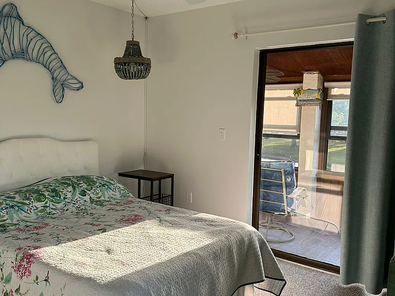 Guest Bedroom- double bed with Tempur- Pedic mattress