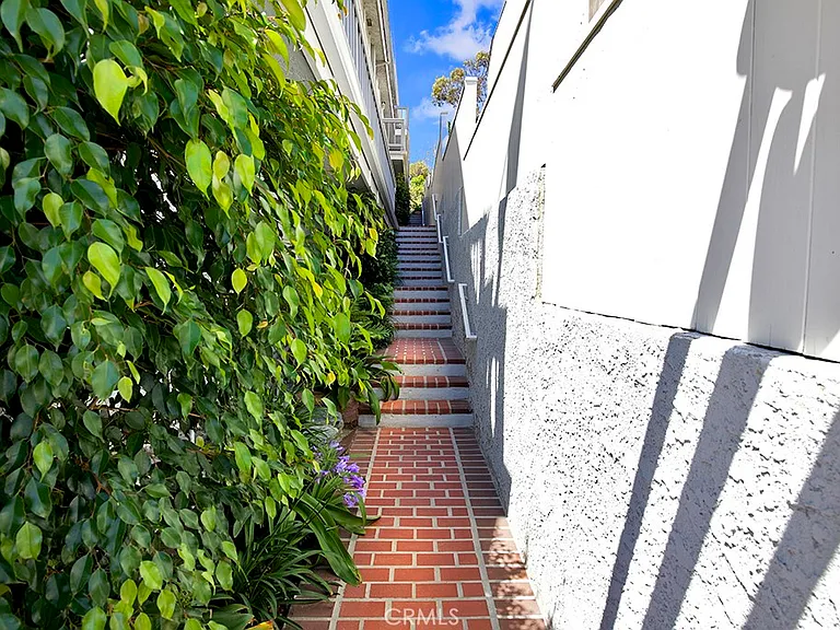 708 Cliff Dr — Photo 32