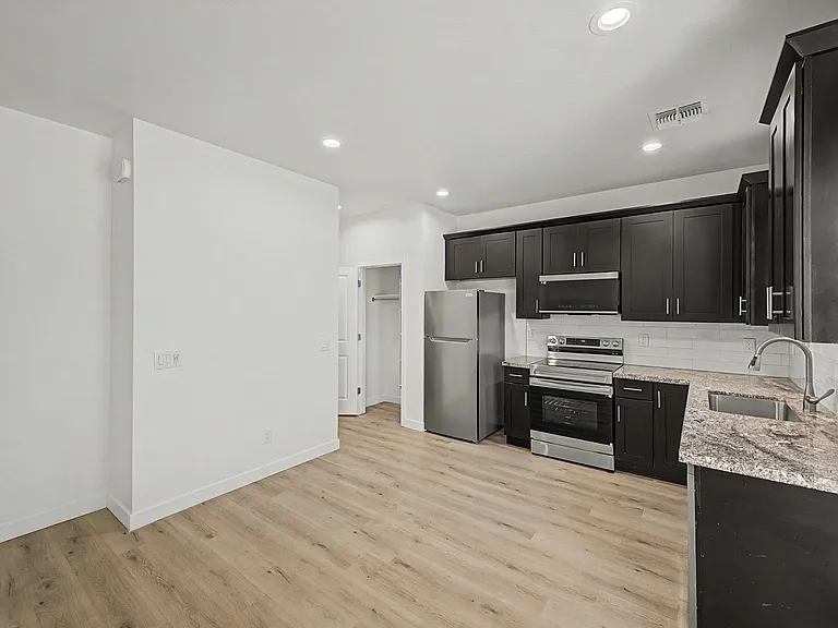 105 W Latona Rd — Photo 14
