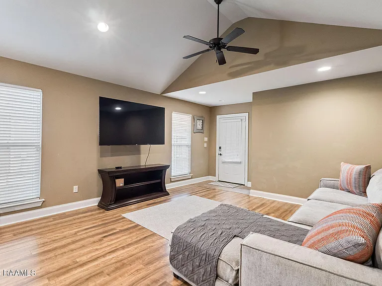 122 Acacia Ln — Photo 3