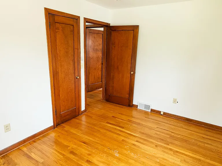 517 Clyde St — Photo 11
