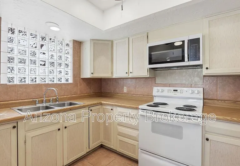 2192 E Balboa Dr — Photo 13