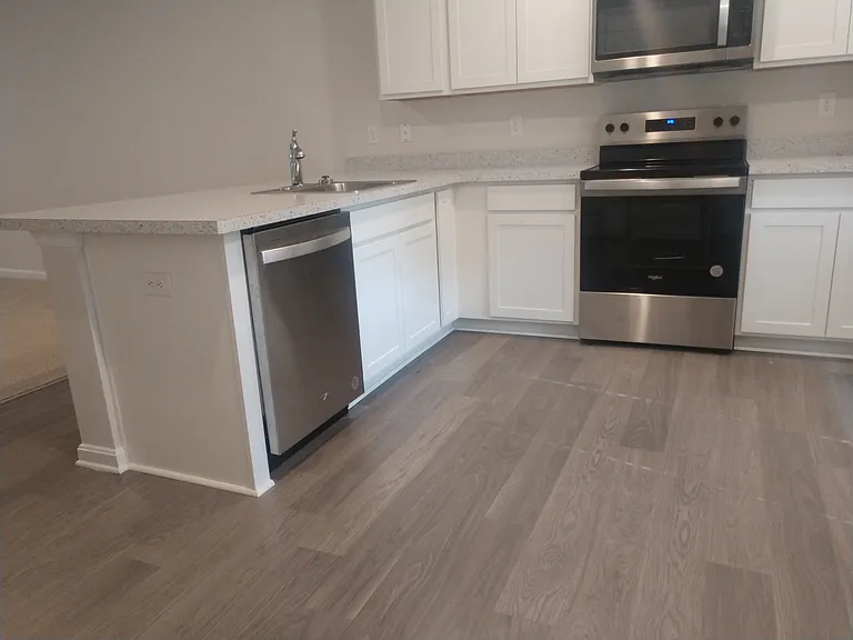 1519 Avon Way — Photo 6