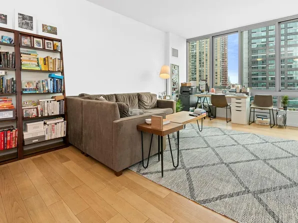 46-30 Center Boulevard image 2 of 8