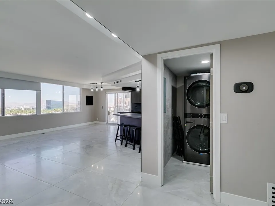 205 E Harmon Ave #1012