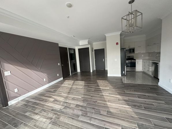 186 Kensington Ave #201
