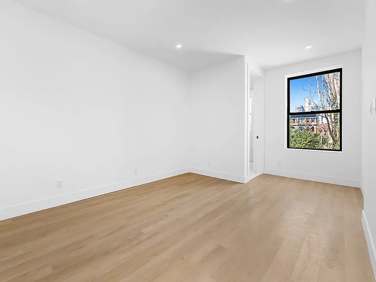 245 S 3rd St #4R — Photo 3