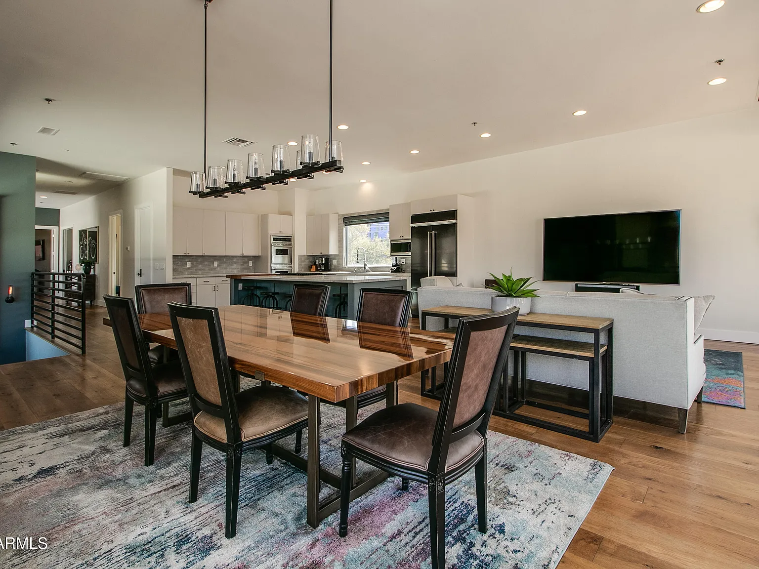 2 bed, 2.0 bath, 2700 sqft, $5,000 — Photo 3