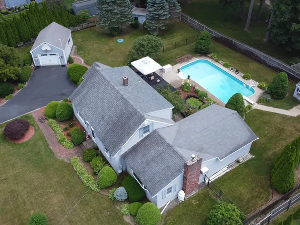 8 Johnson Drive, Plaistow, NH 03865