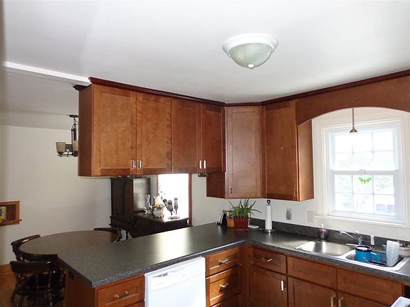 3rd image of 952 Chestnut Dr