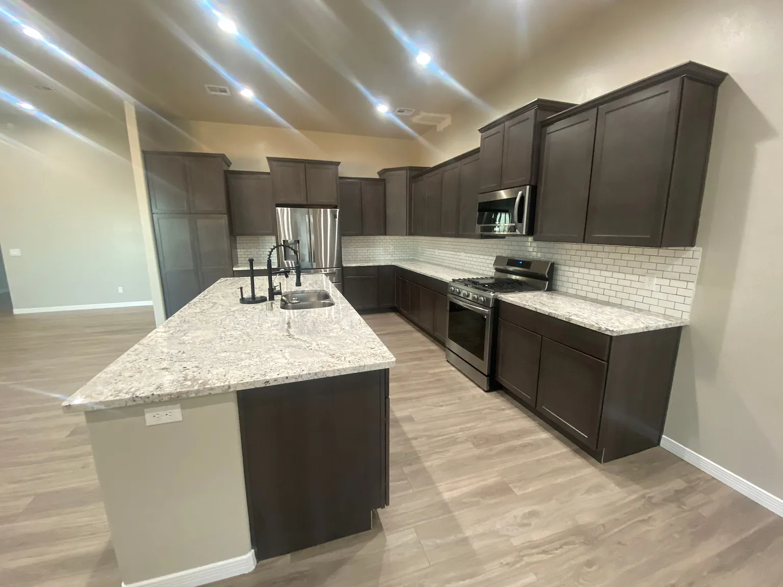 4 bed, 2.0 bath, 2254 sqft, $2,250 — Photo 2