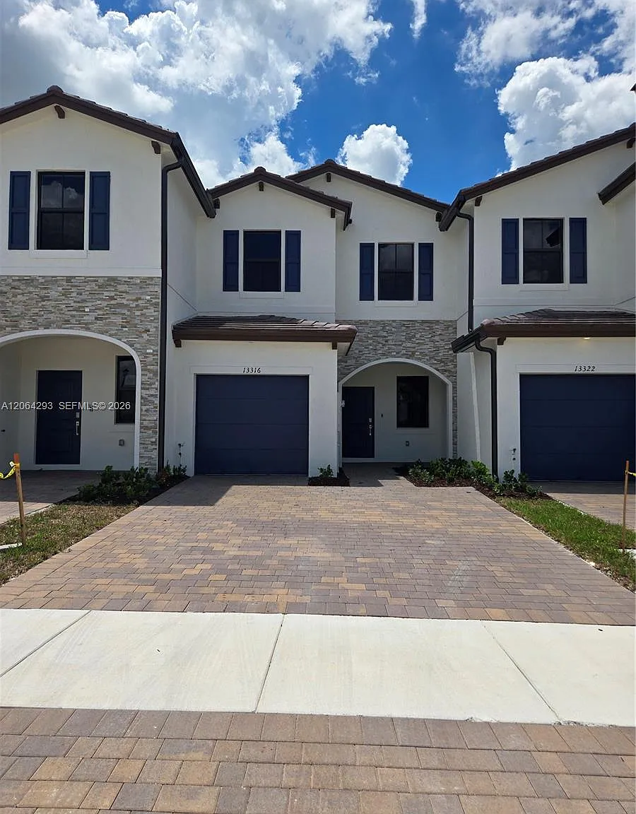 3 bed, 2.5 bath, 1331 sqft, $2,680 — Photo 2