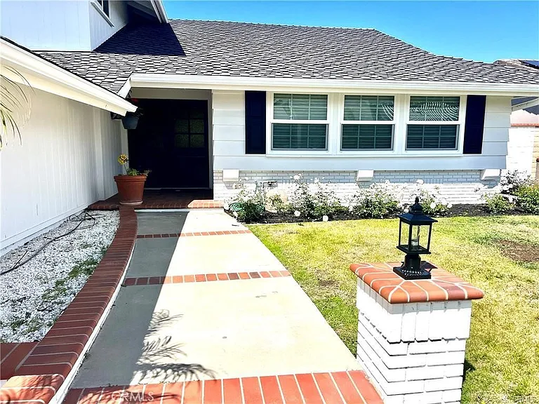 25241 Mawson Dr — Photo 2