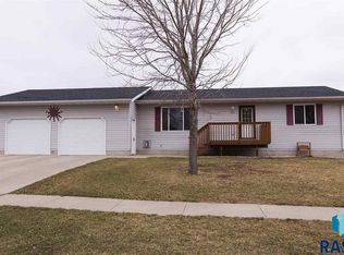 204 Dickerson Ave, Irene, SD 57037