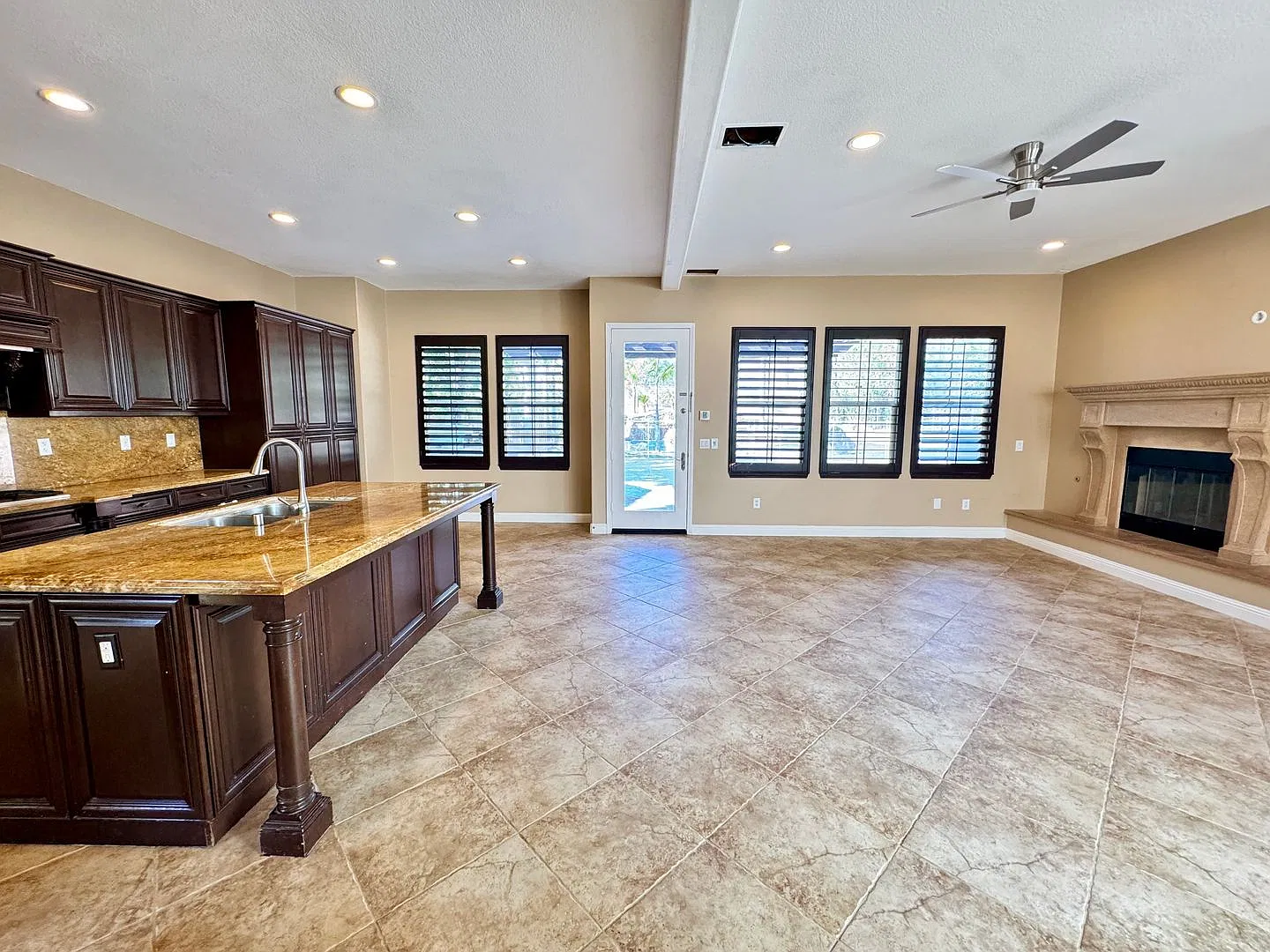Beautiful 5 bedroom home in Simi Valley — Photo 4