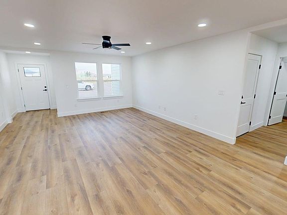 5th image of 445 Emerald Ct