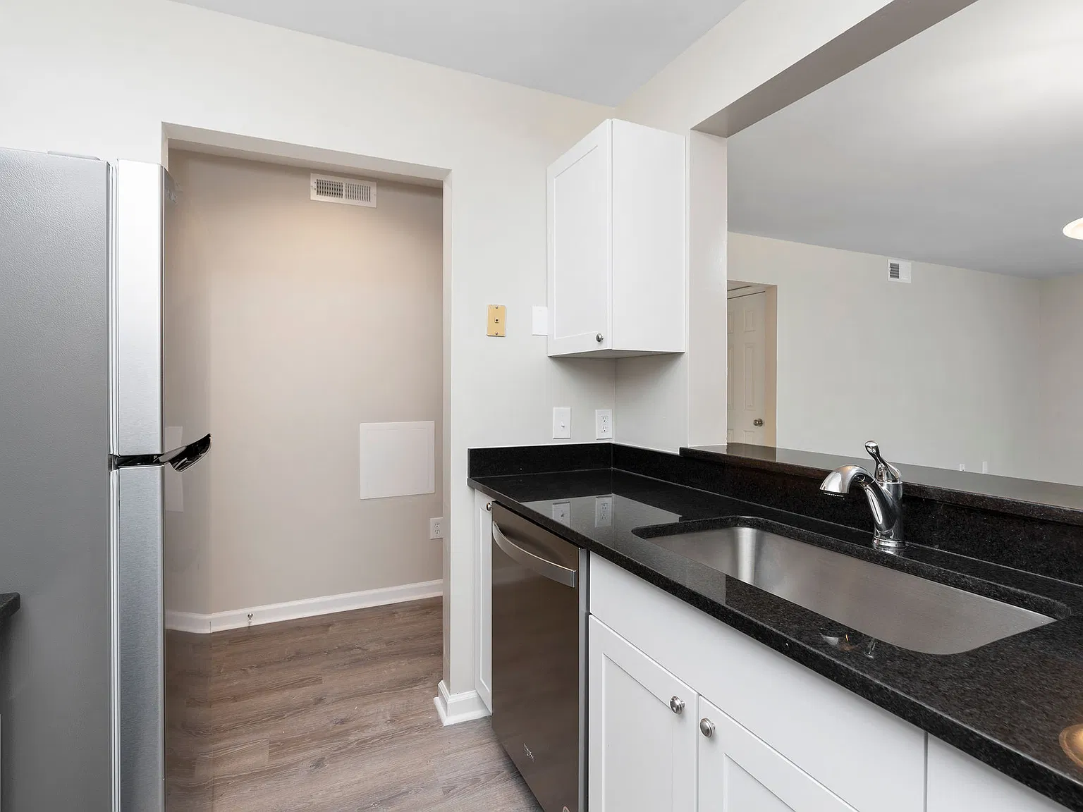 2 bed, 1000 sqft, $1,350 — Photo 4