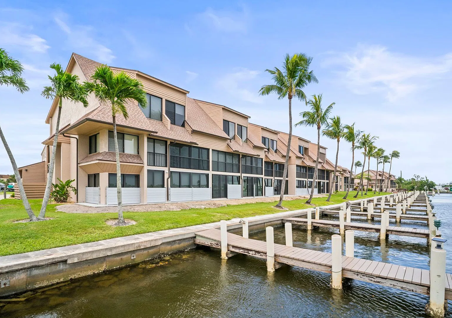 Stunning 2-bedroom, 2.5 bathroom condo with Bay view in Fort Myers Beach — Photo 1