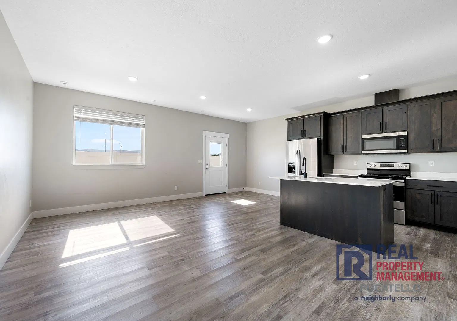 3 Bedroom 2.5 Bathroom Town Home - 1 Car Garage — Photo 4