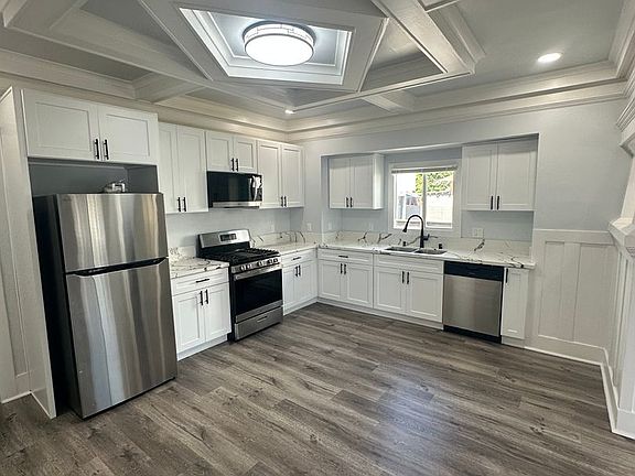 3rd image of 217 W 43rd St