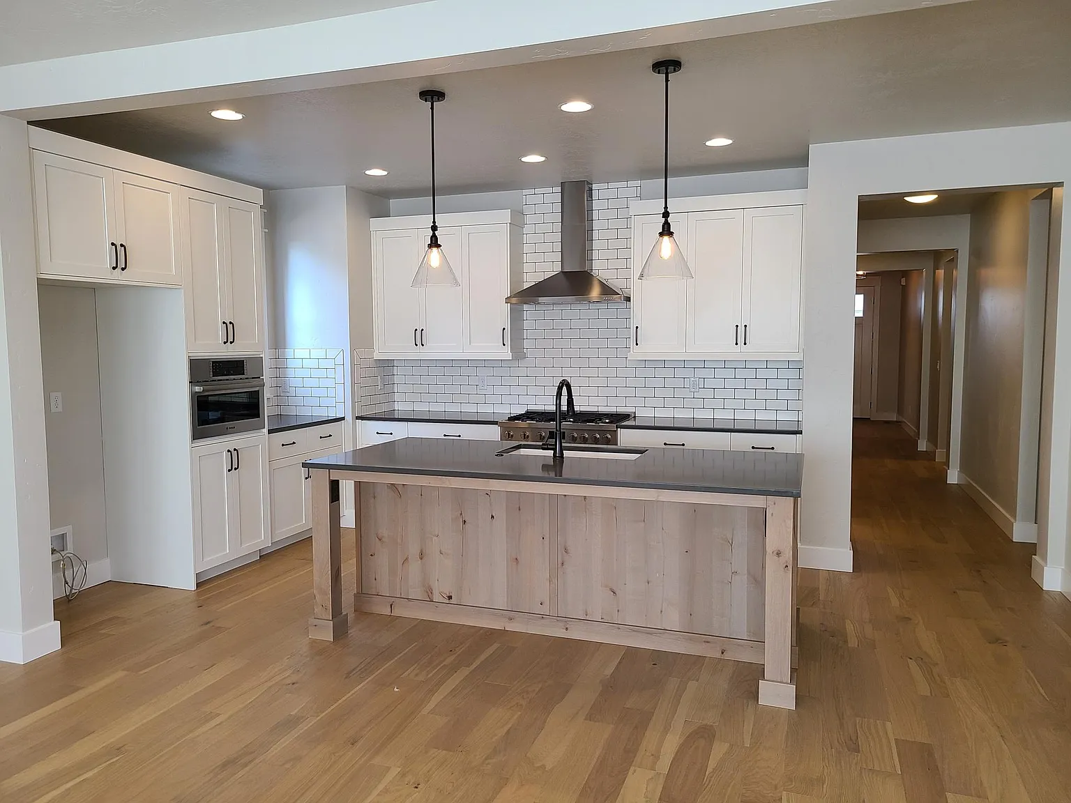 409 S Hamlin Ln — Photo 3