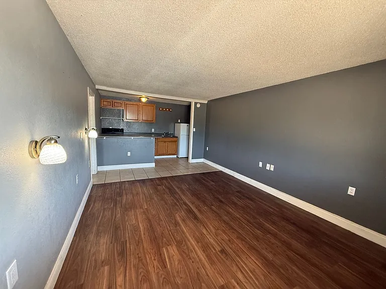 115 E Valley View Dr — Photo 3