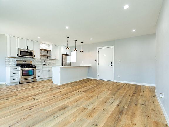 5th image of 7259 Willoughby Ave Unit 15