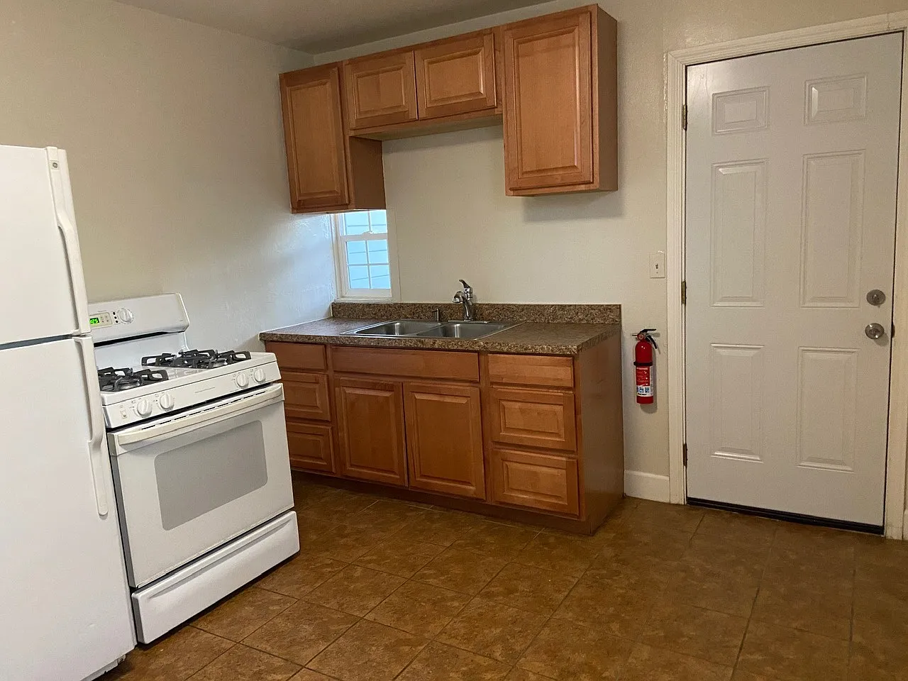 2 bed, 900 sqft, $3,400 — Photo 2