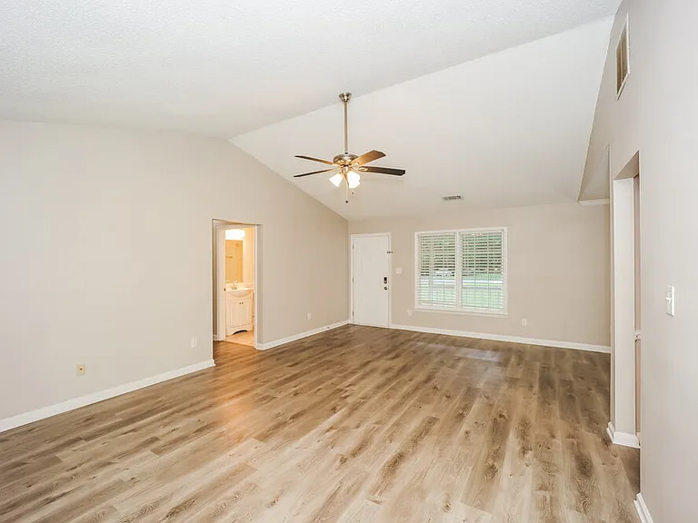 10916 Clearwater Dr — Photo 6