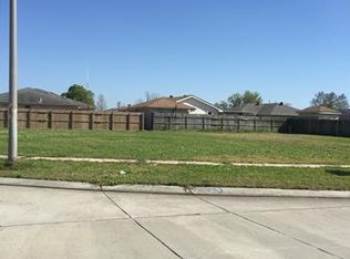 800 Petite Dr, Chalmette, LA 70043