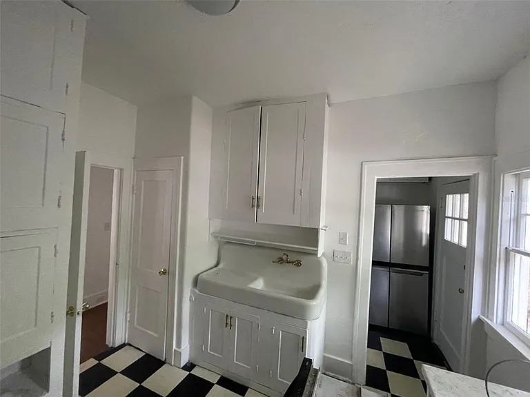 2635 W University Ave — Photo 6