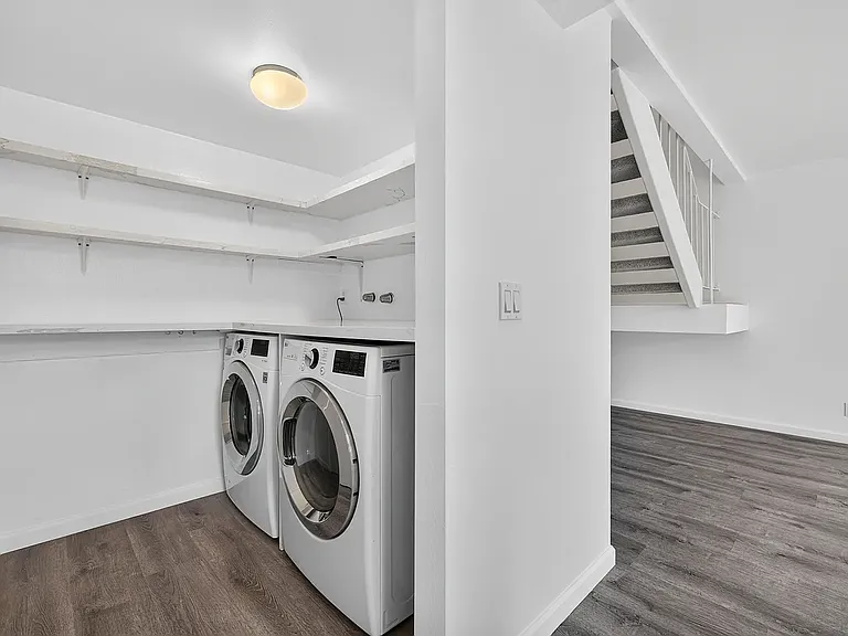 802 Bayside Ct — Photo 2