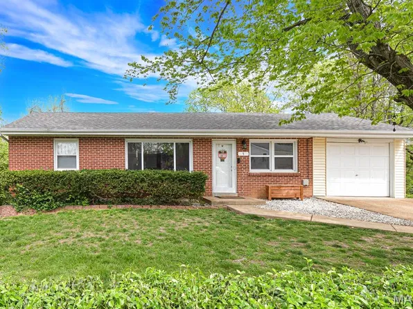 5 Bluebird Ln, Fenton, MO 63026